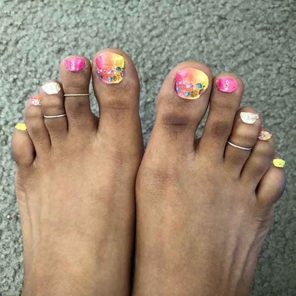 🦶🏽2/$8 Cute lemon slice multi-color toe nail wraps - Picture 6 of 6